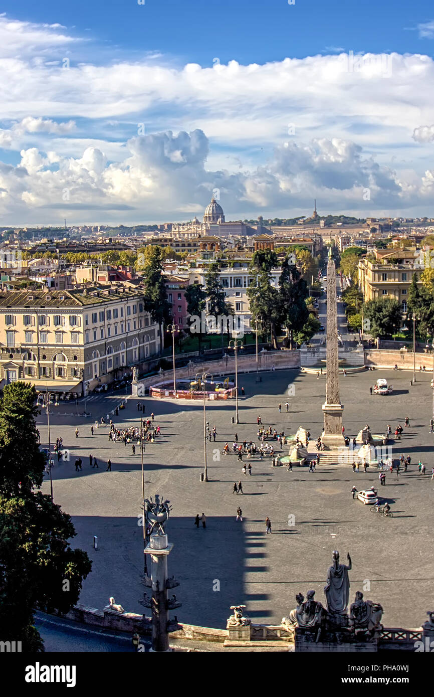 Blick auf die Piazza del Popolo mit der Kuppel des Petersdoms Stockfoto