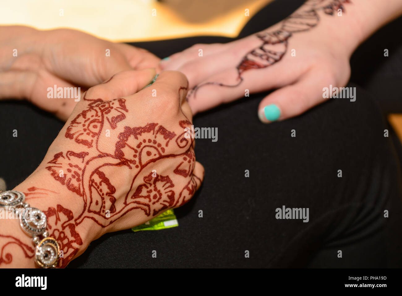 In der Nähe von Henna Tattoo auf dem Arm einer Person Stockfoto