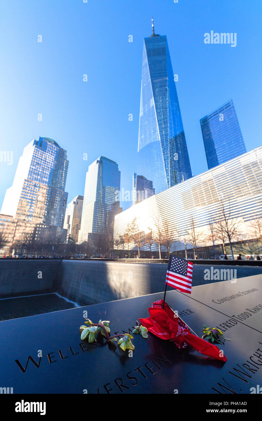 Gedenktafel an der South Pool Brunnen, das One World Trade Center, Lower Manhattan, New York City, Vereinigte Staaten von Amerika, Nordamerika Stockfoto