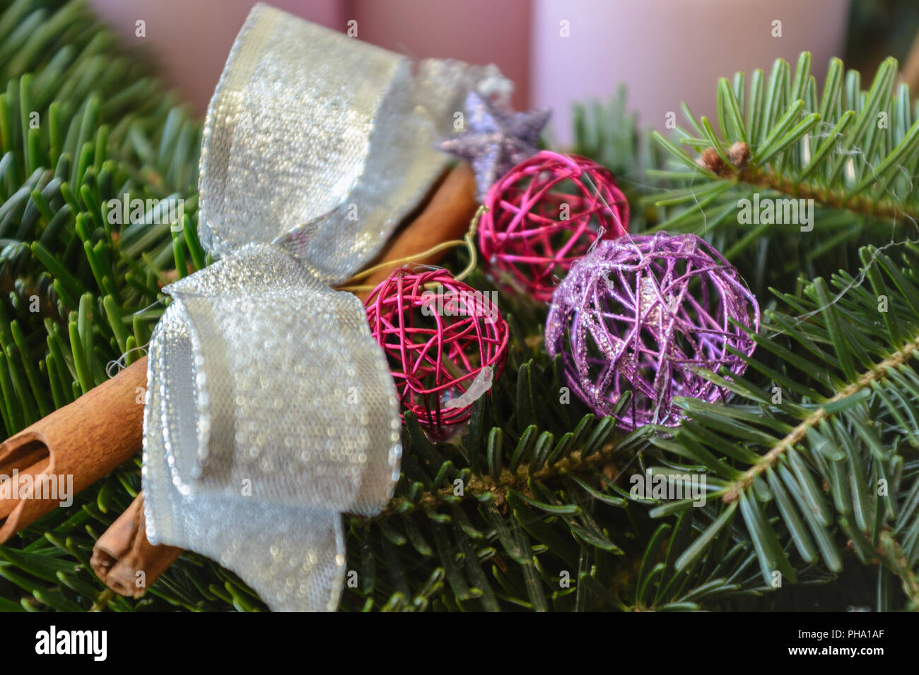 Weihnachtsschmuck mit sentimentalen Tanne Zweig Stockfoto