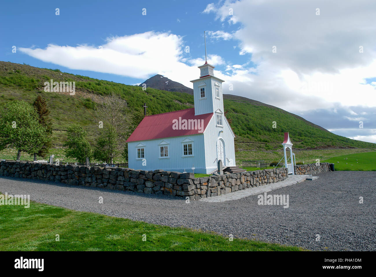 Kleine Kirche aus Holz mit rotem Dach - Island Stockfoto