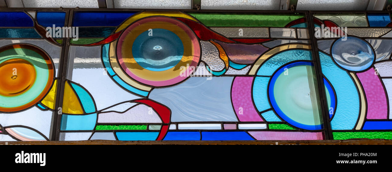 Glasfenster Abschnitt mit kreisförmigen Designs und Muster. Stockfoto