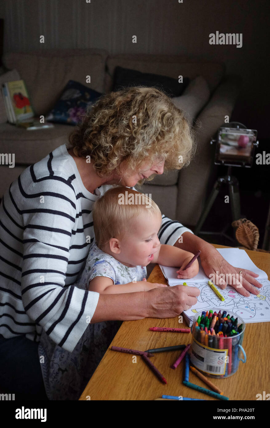 Junge Frauen Mädchen Kind bei 20 Monate alten genießen selbst zeichnen mit Buntstiften mit ihrer Großmutter Stockfoto