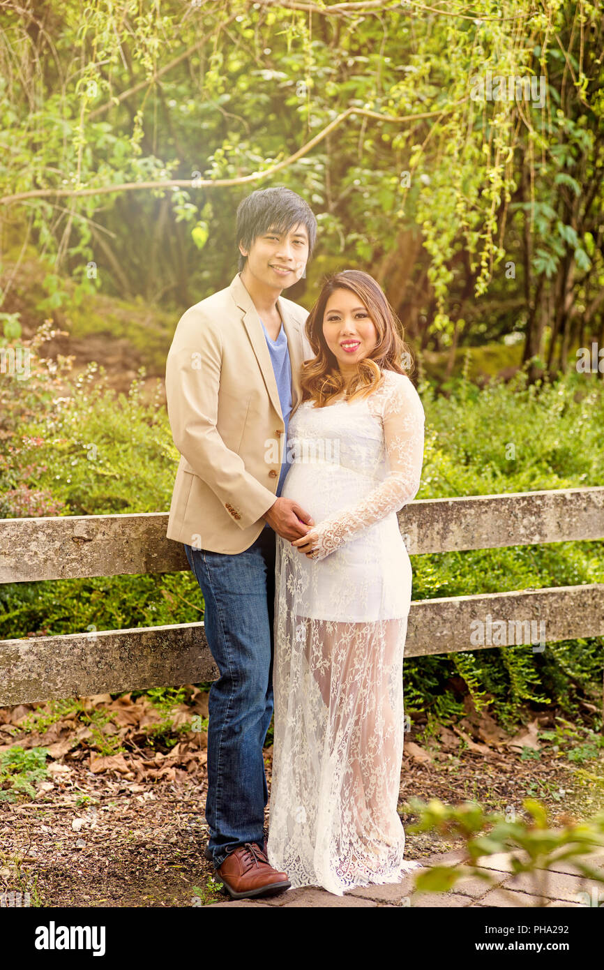 Erwartet, dass Mama und Papa im Moment zusammen, während im Freien Stockfoto