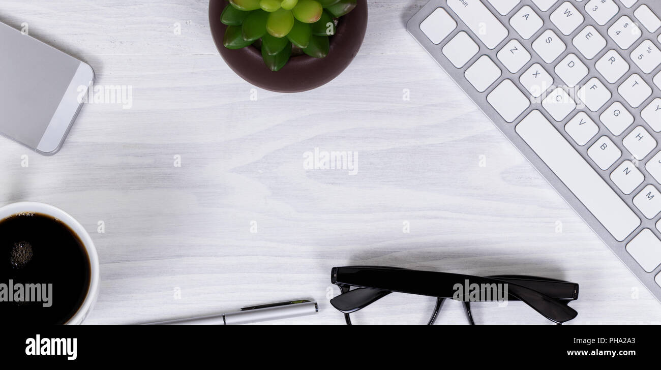 Büro Objekte und Kaffee auf sauberen weißen Desktop Hintergrund Stockfoto