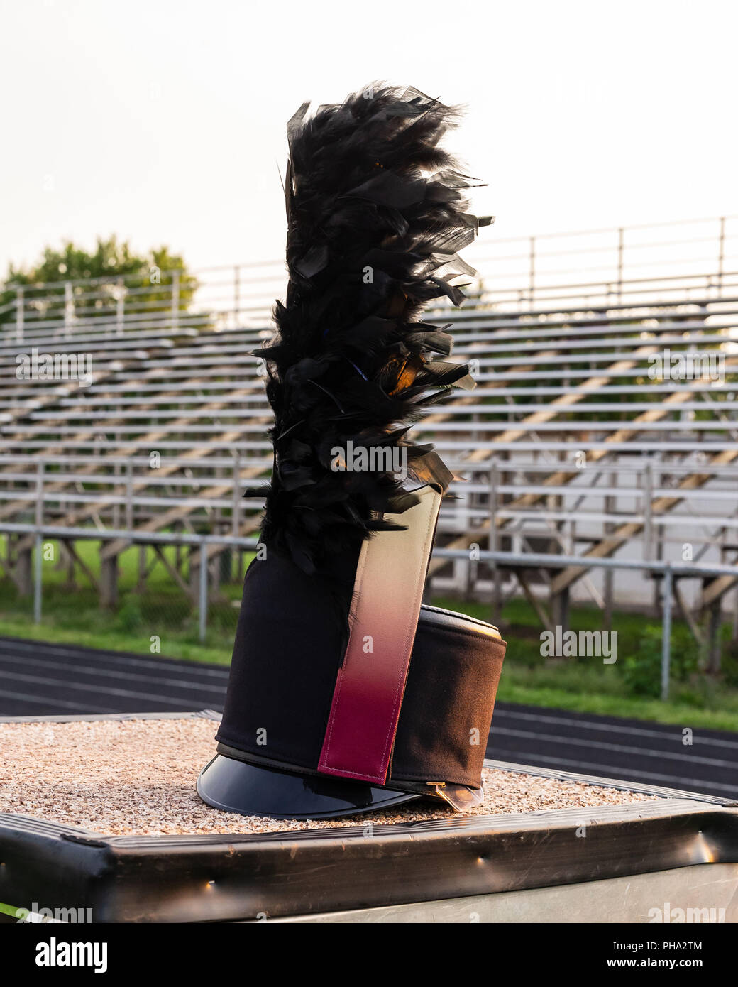 Eine angepasste shako mit Plume ruht auf einem drum Majors stehen während einer Pause in der Probe Stockfoto