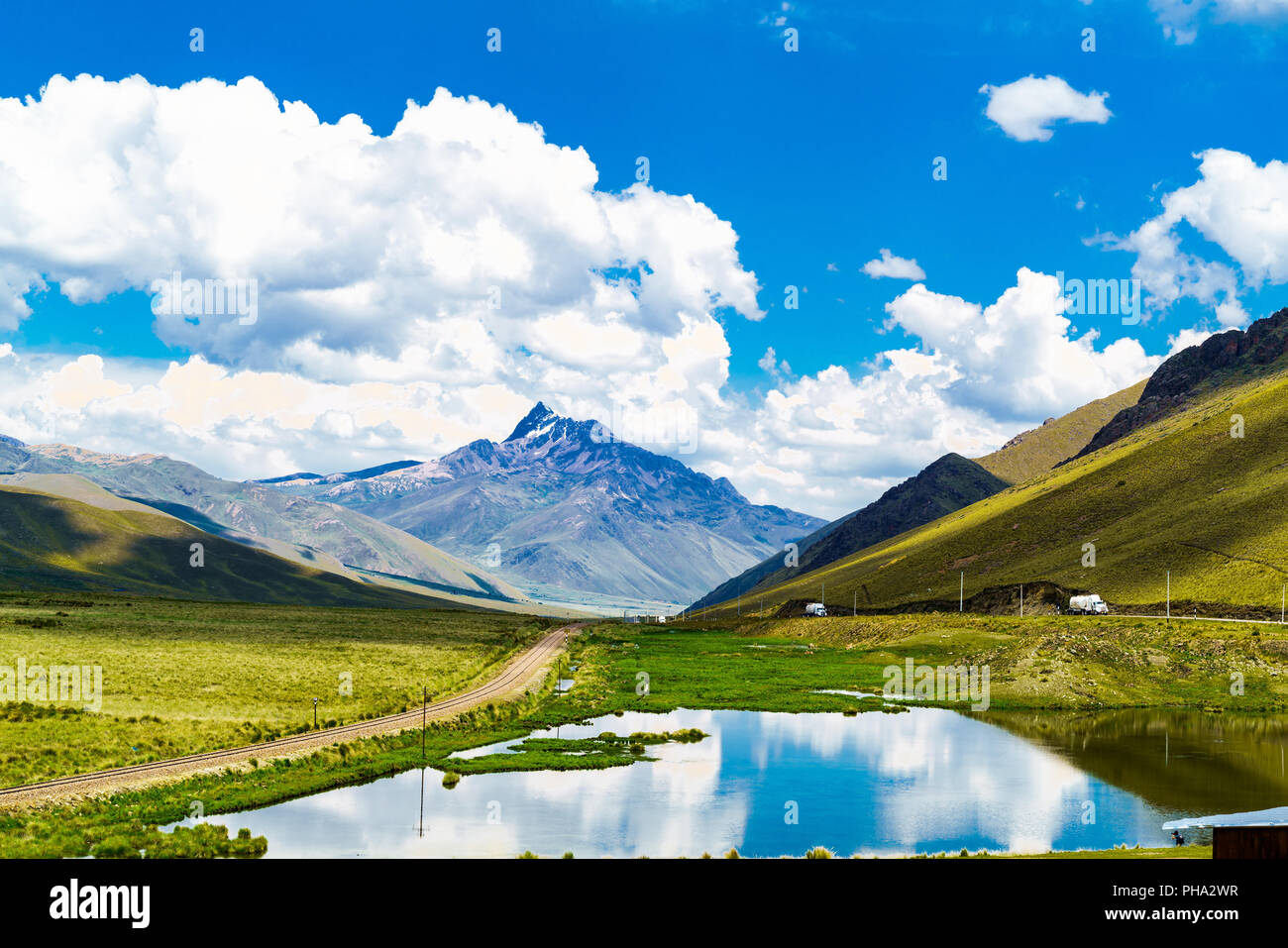 Blick auf die Berge und das Spiegelbild im See Stockfoto