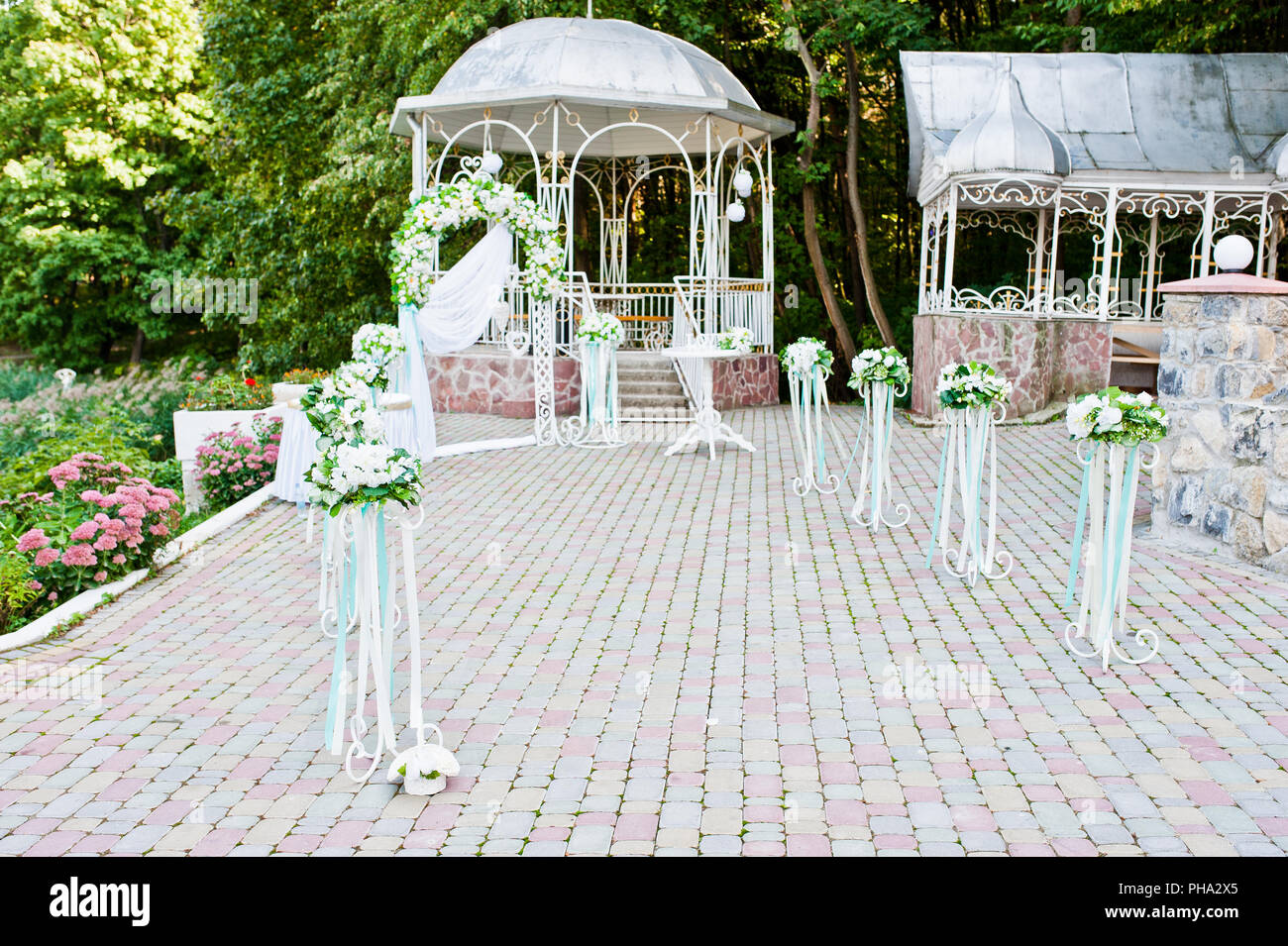 Hochzeitsdekoration mit Bogen und Tisch im freien Stockfoto