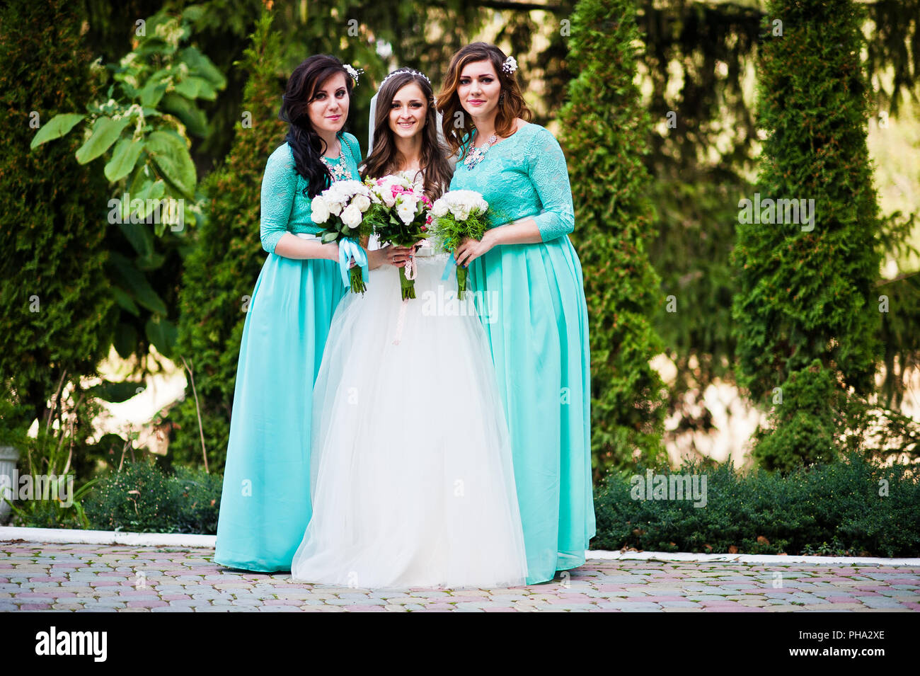 Braut mit Brautjungfern auf Türkis Kleider im freien Stockfoto