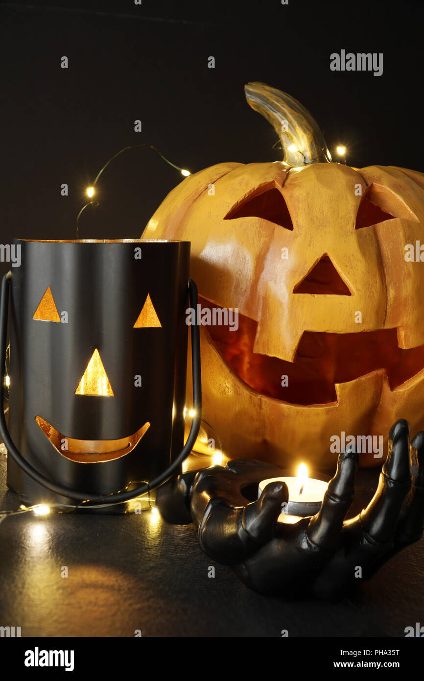 Verschiedene Halloween Kerzen mit Kürbis im Hintergrund Stockfoto
