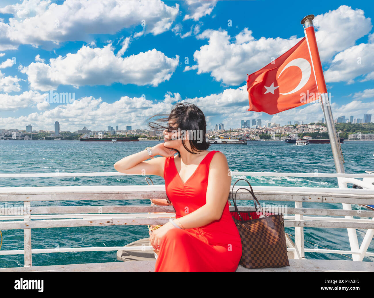 Schone Chinesische Frau Kreuzfahrten Auf Der Fahre Mit Turkischer Flagge In Istanbul Turkei Stockfotografie Alamy