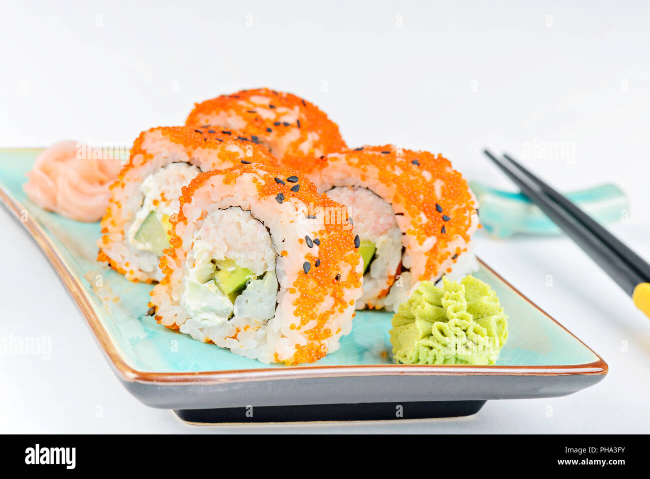 California Maki Sushi mit orange masago Stockfoto
