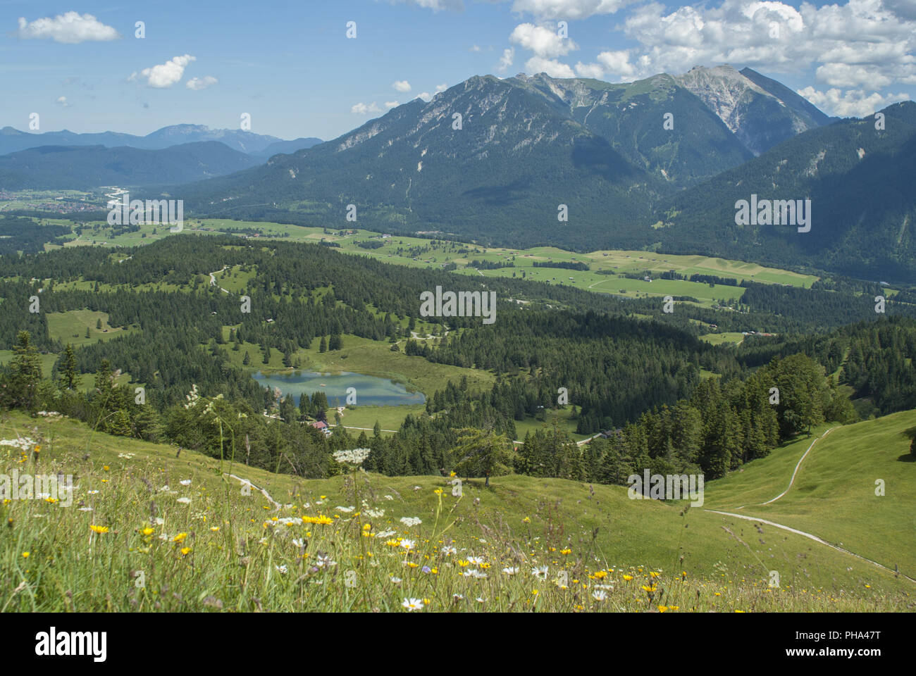 Trampen rund um Mittenwald, Oberbayern, Deutschland Stockfoto