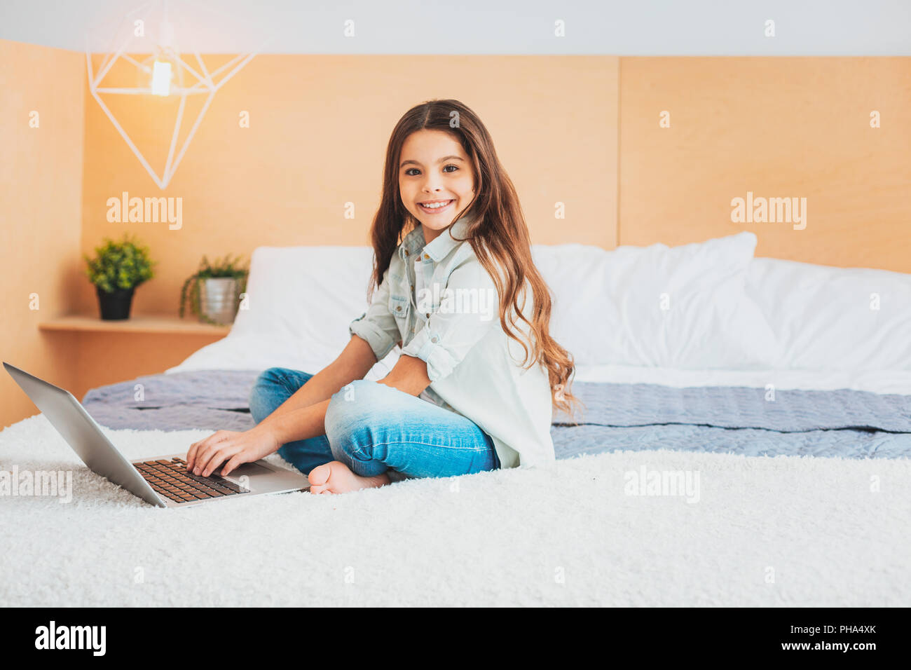 Schulmädchen Abschluss home Belegung für Schule am Laptop Stockfoto