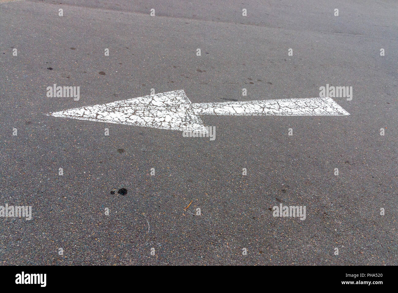 Eine Nahaufnahme einer weiß lackierten Straße Pfeil, der die Richtung des Datenverkehrs Stockfoto