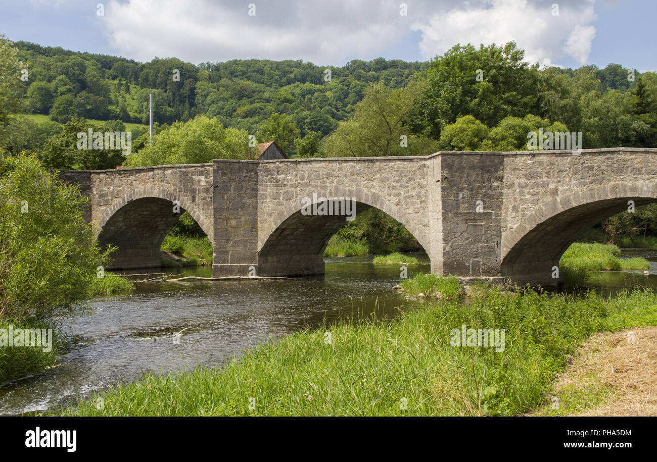 Historische Steinbrücke in Oberregenbach, Deutschland Stockfoto