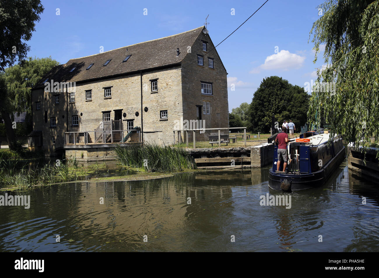 15-04 auf dem Fluss Nene in Barnwell Lock, Oundle, Northamptonshire, England Stockfoto