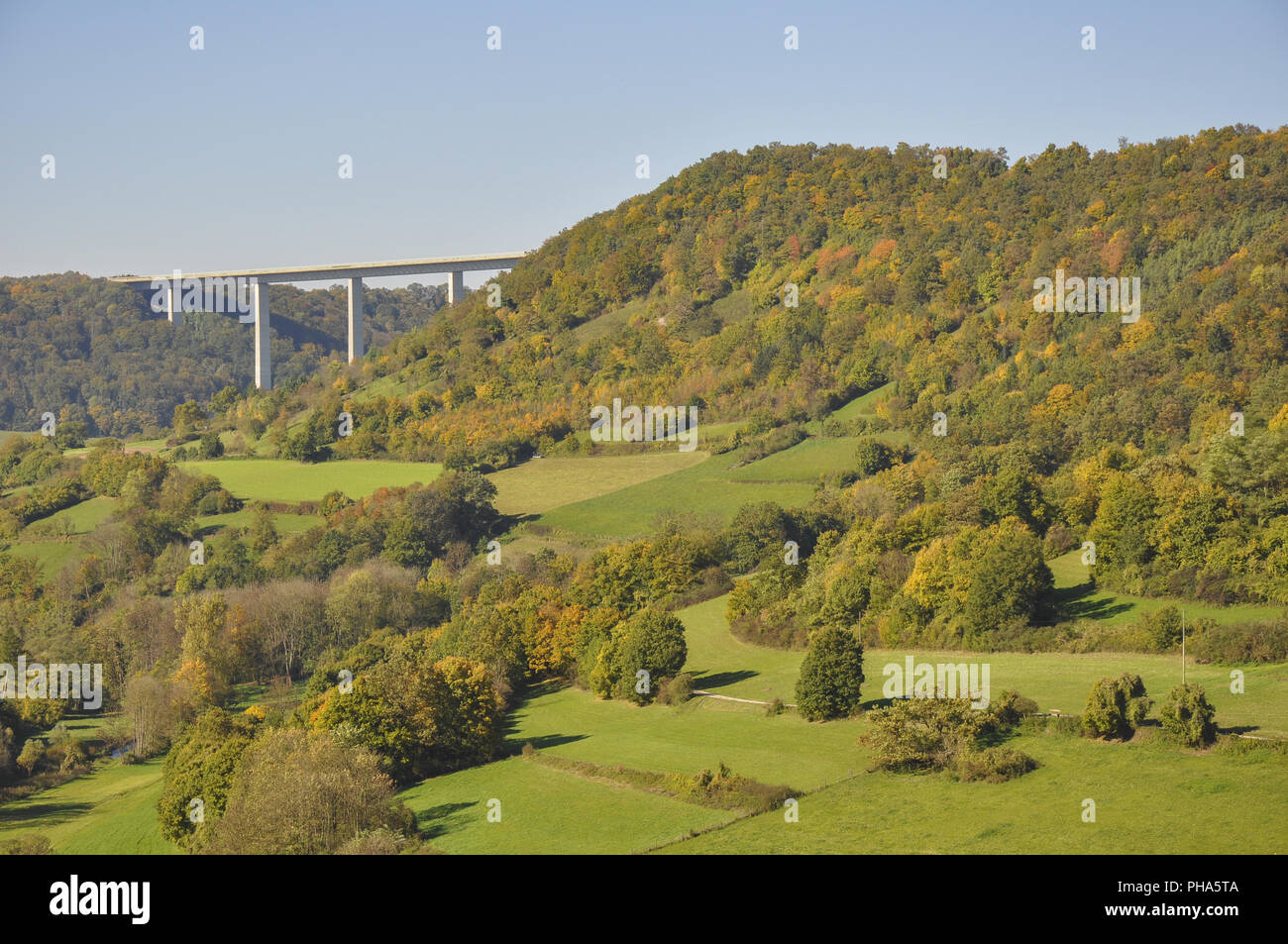 Autobahnbrücke im Kochertal, Deutschland Stockfoto
