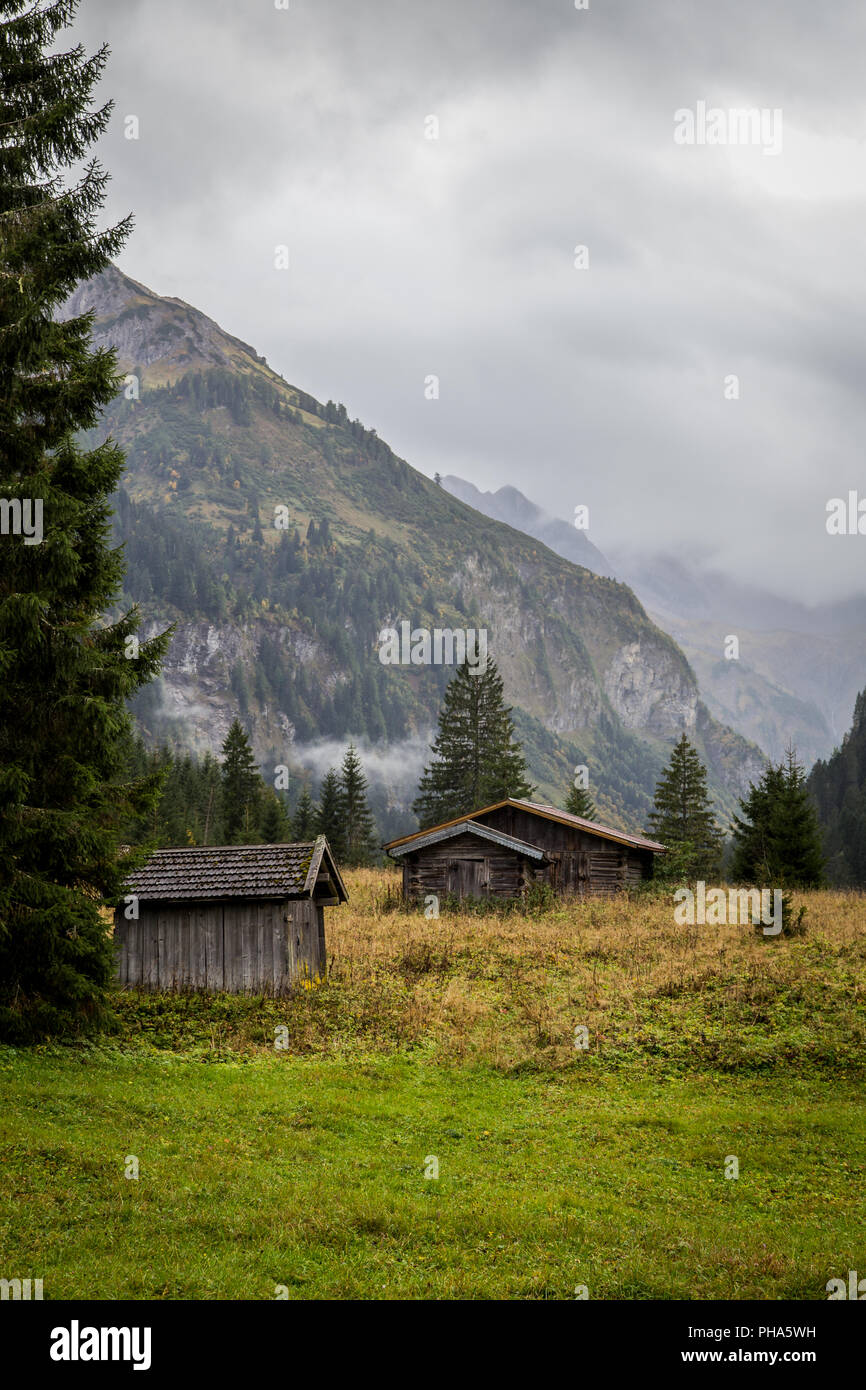 Holzhütten im Hornbachtal, Österreich Stockfoto