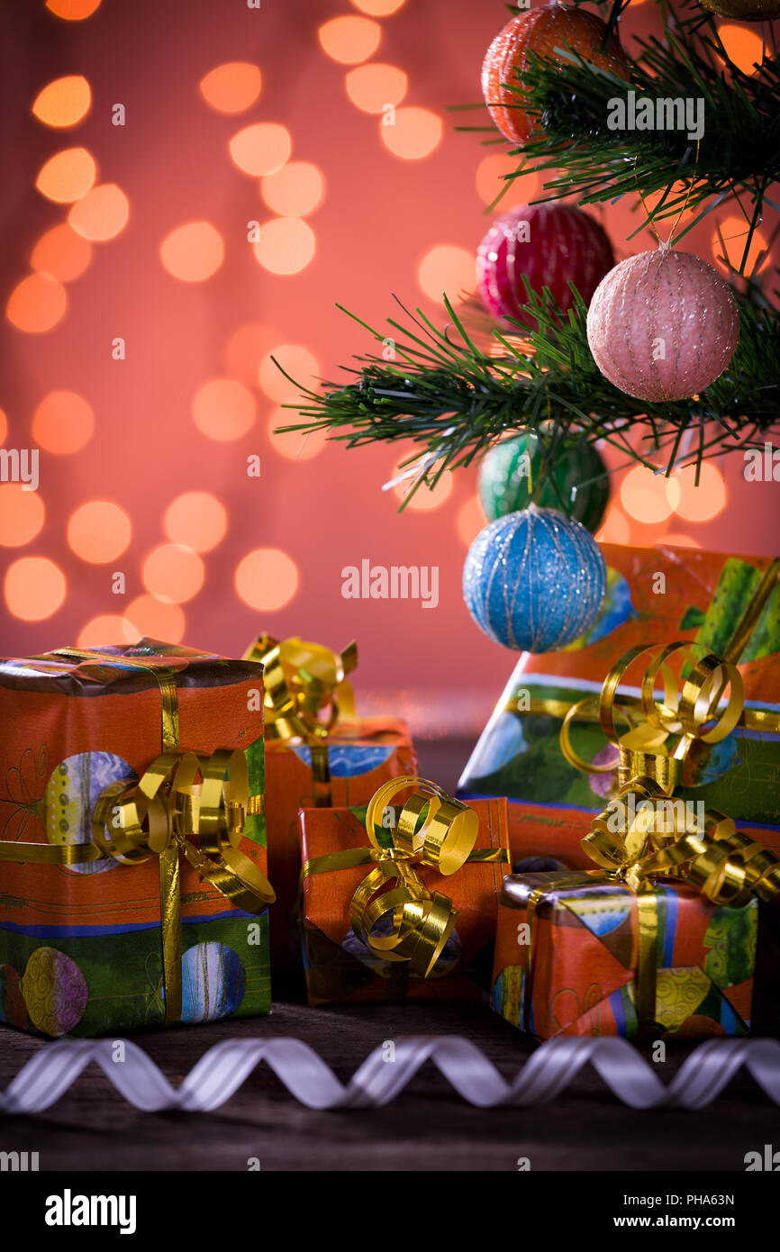 Weihnachten Geschenke mit verschwommen Lichter und Farbband Stockfoto