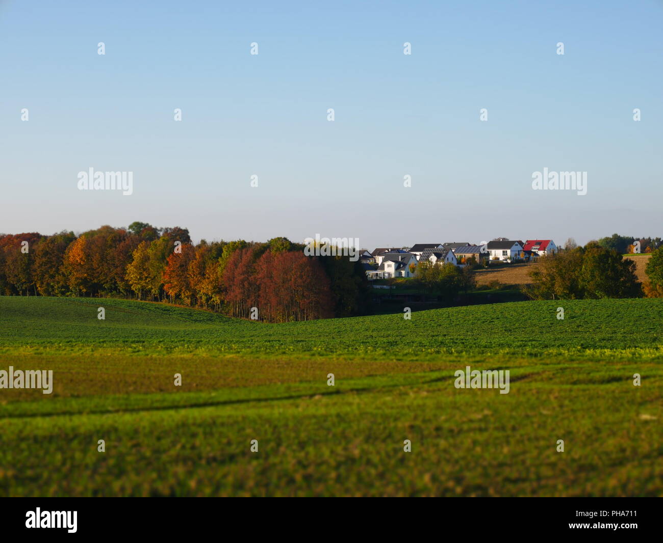 Tilt Shift Bunte Herbst Landschaft mit Dorf an einem sonnigen Tag Stockfoto