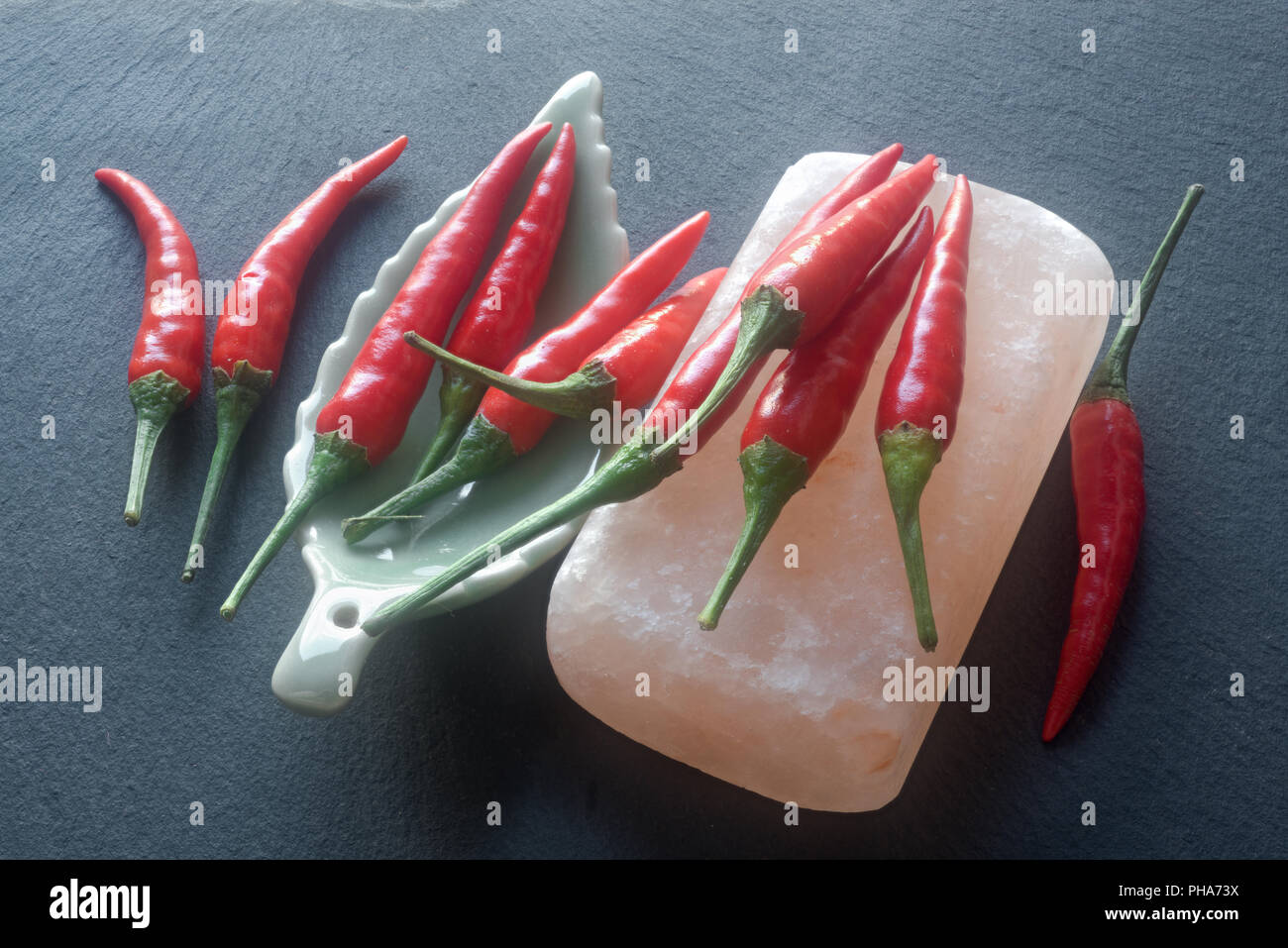 Rote Chilis; Steinsalz Stockfoto