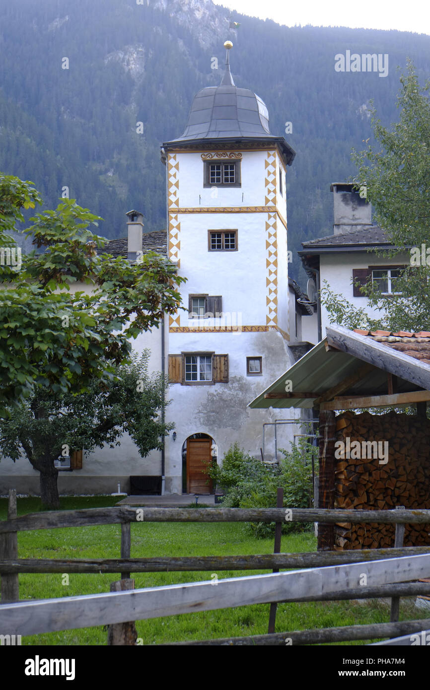 Andeer, Schweiz, Wohnhaus mit Turm Stockfoto