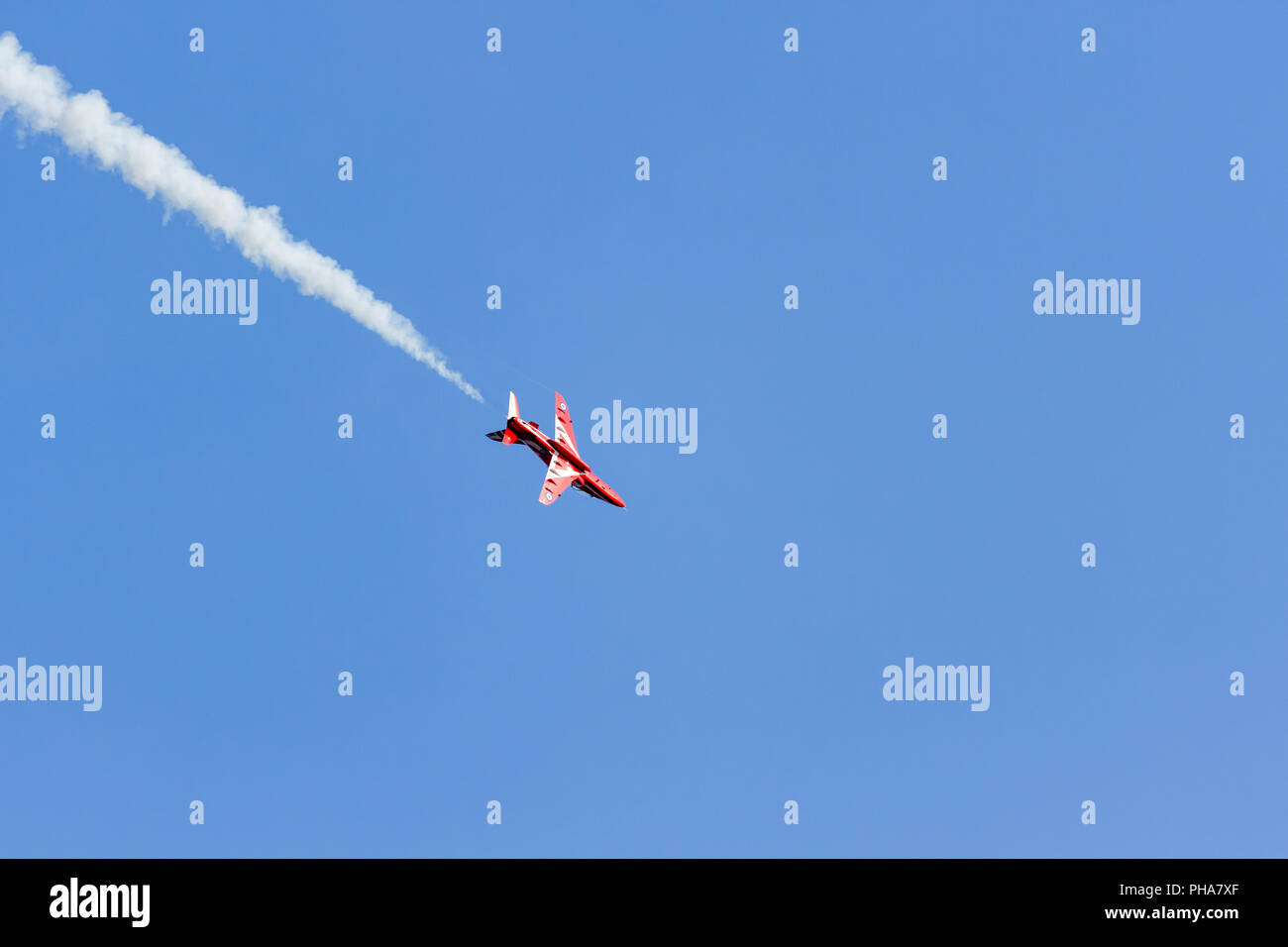 RAF Red Arrows Ebene mit weißem Rauch weg fliegen über Bournemouth während einer Anzeige an der Bournemouth Air Festival, Donnerstag, 30. August 2018 Stockfoto