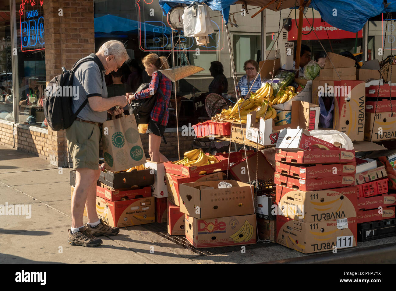 Ein Obst- und Gemüse Anbieter im New Yorker Stadtteil Chelsea am Samstag, 25. August 2018. (© Richard B. Levine) Stockfoto