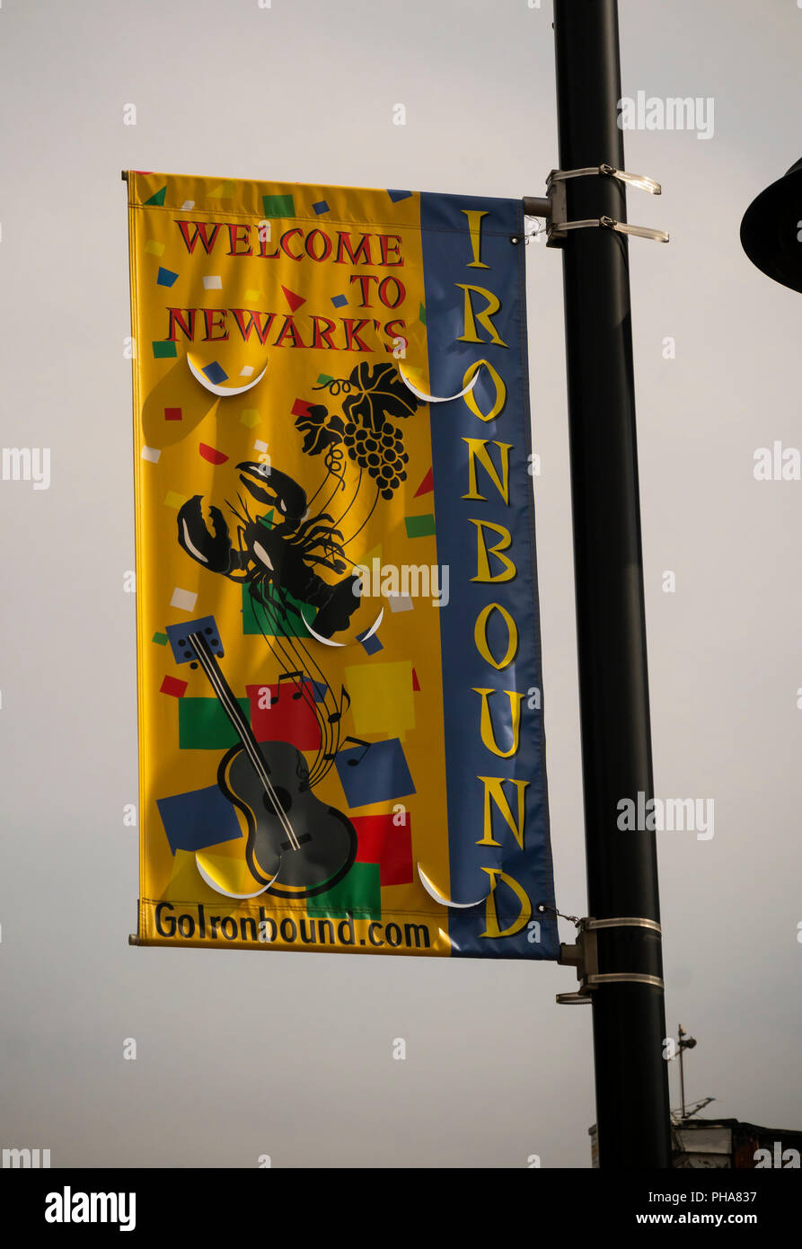 Ein Banner in der ironbound Nachbarschaft in Newark, NJ am Samstag, 25. August 2018. Die Nachbarschaft ist eine portugiesische Enklave und eine wichtige touristische Attraktion für die Stadt. (© Richard B. Levine) Stockfoto