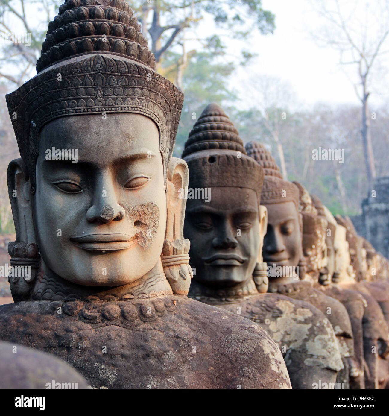Statuen auf der Brücke von Angkor Wat, Kambodscha Stockfoto