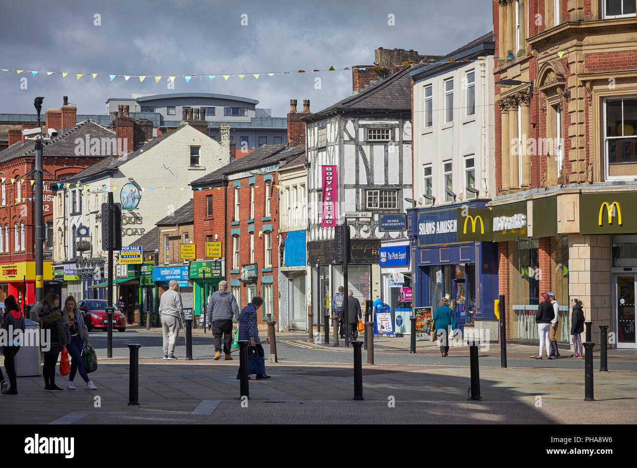 Deansgate das wichtigste Einkaufsviertel im Zentrum von Bolton Lancashire, McDonalds und einigen unabhängigen Unternehmen Stockfoto