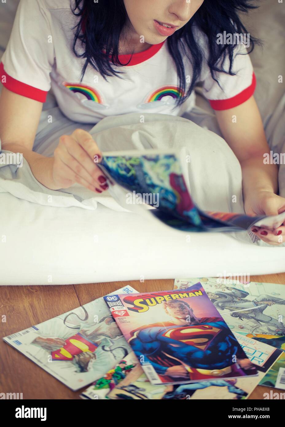 Mädchen Lesen von Comics Stockfoto