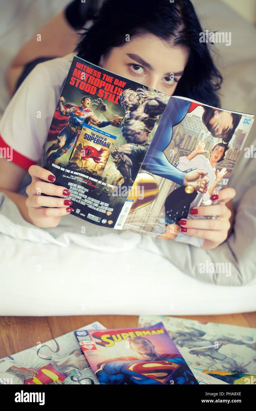 Mädchen Lesen von Comics Stockfoto