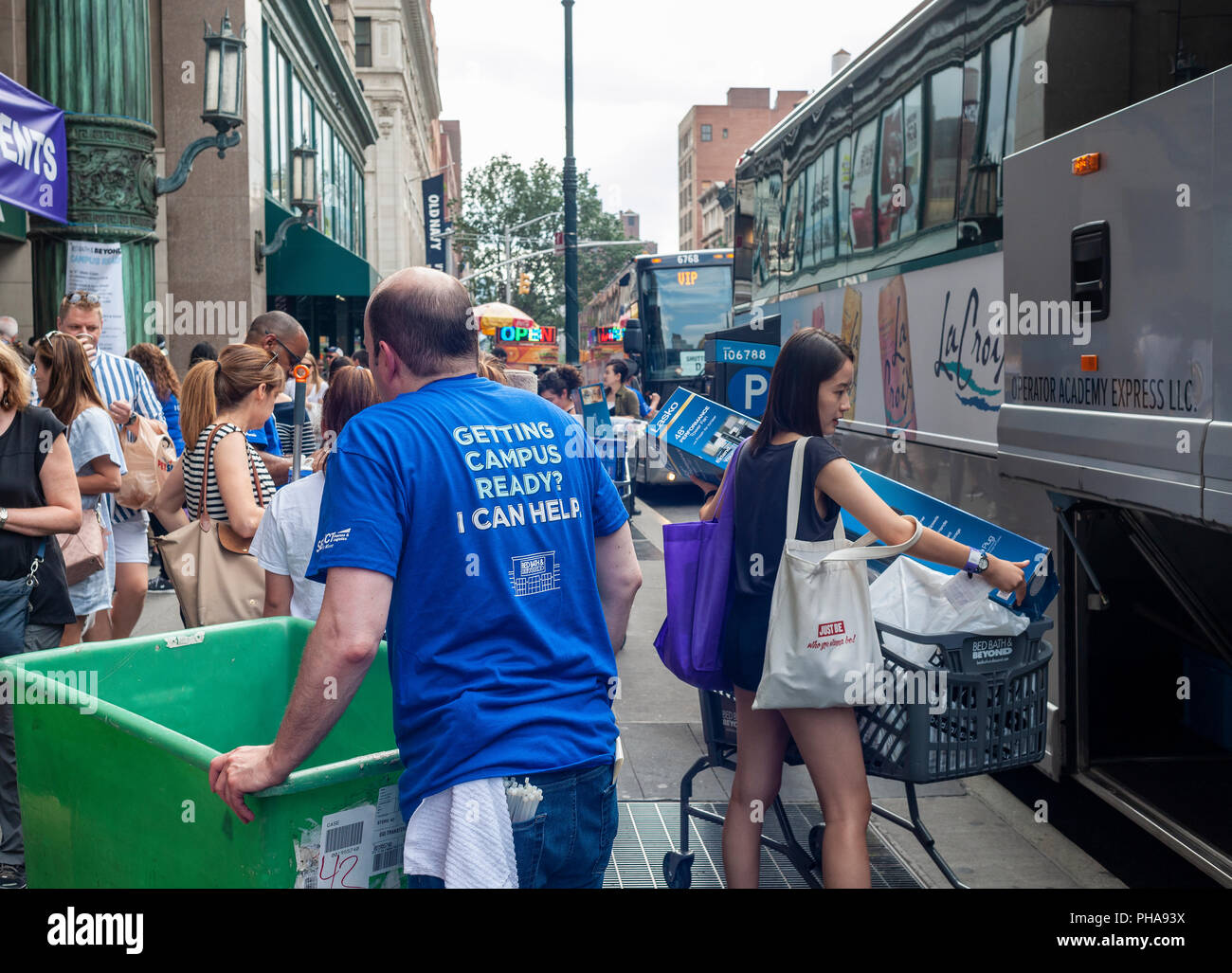 Hunderte von NYU Studenten, teilweise mit ihren Familien, auf Bed Bath and Beyond im Ladies Mile Shopping District in New York am Sonntag, den 26. August, 2018 der Abstieg zum Shop ihre Wohnheim Zimmer an der Universität zu erbringen. Neben einem Rabatt die Studenten in dem Hin und Her von ihren Schlafsäle shepherded über Busse gemietet für die Gelegenheit durch Bed Bath and Beyond und waren mit ihren Einkäufen von Bed Bath and Beyond Mitarbeiter unterstützt. Die Veranstaltung fand am Samstag und Sonntag. (© ÊRichard B. Levine) Stockfoto