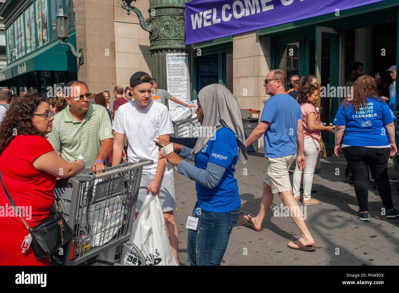Hunderte von NYU Studenten, teilweise mit ihren Familien, auf Bed Bath and Beyond im Ladies Mile Shopping District in New York am Sonntag, den 26. August, 2018 der Abstieg zum Shop ihre Wohnheim Zimmer an der Universität zu erbringen. Neben einem Rabatt die Studenten in dem Hin und Her von ihren Schlafsäle shepherded über Busse gemietet für die Gelegenheit durch Bed Bath and Beyond und waren mit ihren Einkäufen von Bed Bath and Beyond Mitarbeiter unterstützt. Die Veranstaltung fand am Samstag und Sonntag. (© Richard B. Levine) Stockfoto