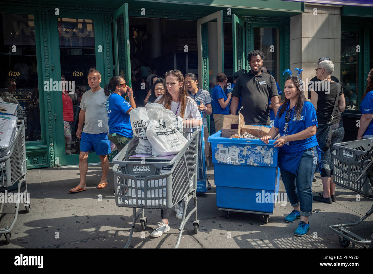 Hunderte von NYU Studenten, teilweise mit ihren Familien, auf Bed Bath and Beyond im Ladies Mile Shopping District in New York am Sonntag, den 26. August, 2018 der Abstieg zum Shop ihre Wohnheim Zimmer an der Universität zu erbringen. Neben einem Rabatt die Studenten in dem Hin und Her von ihren Schlafsäle shepherded über Busse gemietet für die Gelegenheit durch Bed Bath and Beyond und waren mit ihren Einkäufen von Bed Bath and Beyond Mitarbeiter unterstützt. Die Veranstaltung fand am Samstag und Sonntag. (© ÊRichard B. Levine) Stockfoto