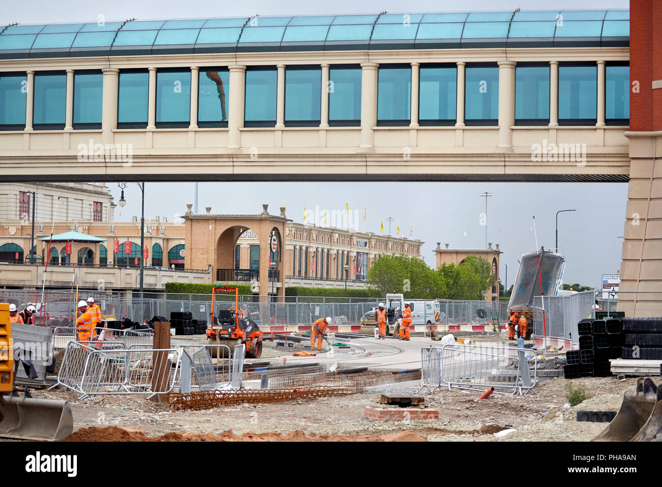 Ingenieure, die die Grundlage zur Festlegung der Metrolink tram System, das Trafford Centre Shopping Mall Stockfoto