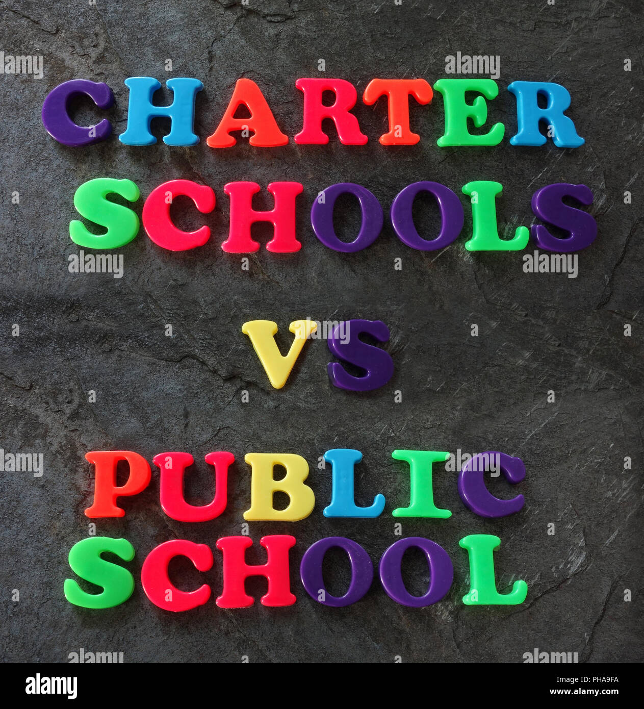 Charter vs öffentliche Schule Konzept Stockfoto