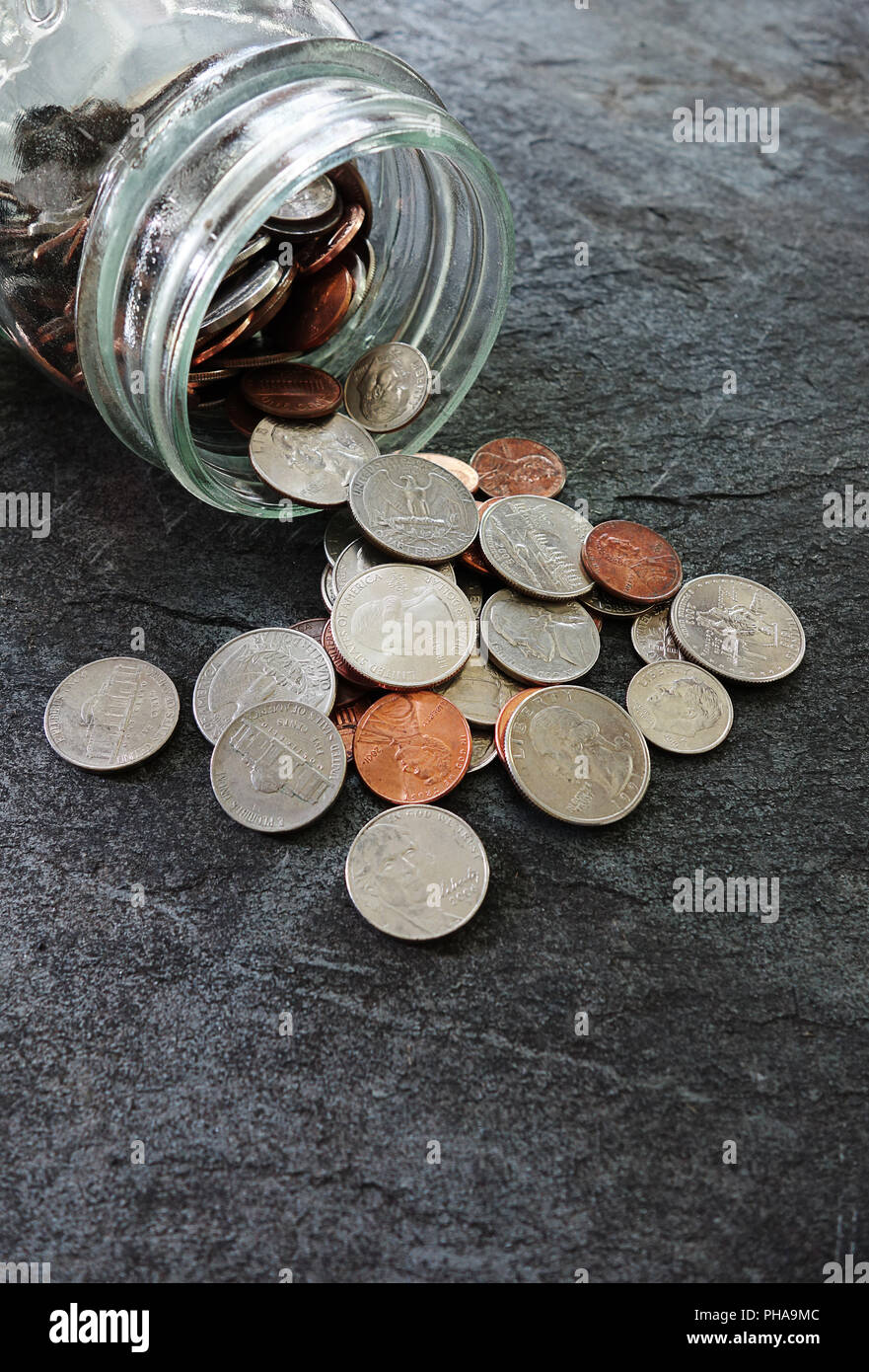 Verschüttete Münze jar Stockfoto