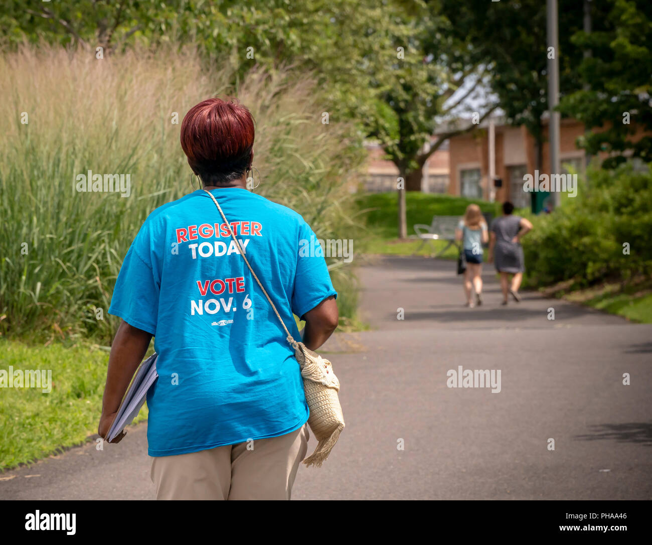 Eine Frau, die Teil der Wählerregistrierung Outreach Team, Spaziergänge durch Riverfront Park in Newark NJ heraus suchen nicht eingetragenen Wahlberechtigten, am Samstag, 25. August 2018. (Â© Richard B. Levine) Stockfoto