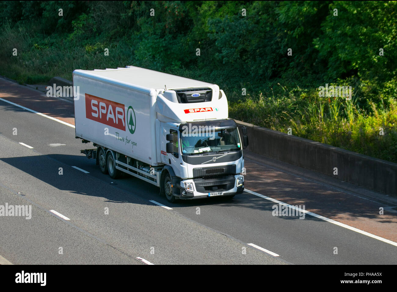 Spar Volvo FE Schwertransporte Lkw auf der M6 an der Lancaster, Großbritannien Stockfoto