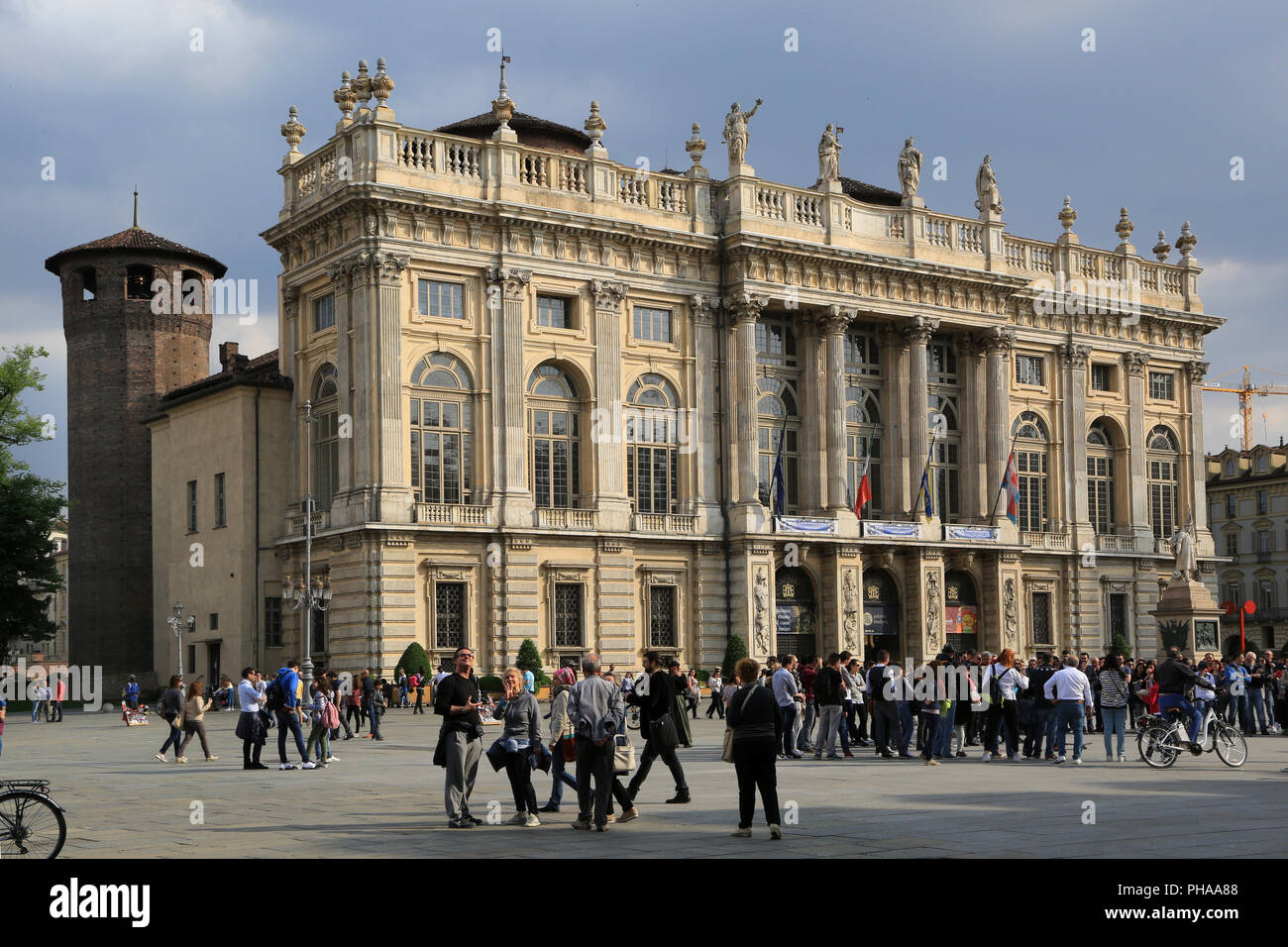 Turin, Piazza Castello, Schloss und Besucher Stockfoto
