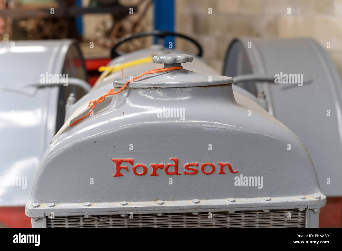 Grau Fordson Traktor am Geraldine Transport und Maschinen Museum, Canterbury, Neuseeland Stockfoto