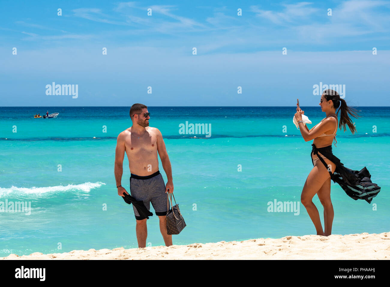 Bayahibe, Dominikanische Republik, 27. August 2018. Eine touristische rastet ein Foto mit Ihrem Handy am Karibischen Meer. Foto von Enrique Ufer Stockfoto