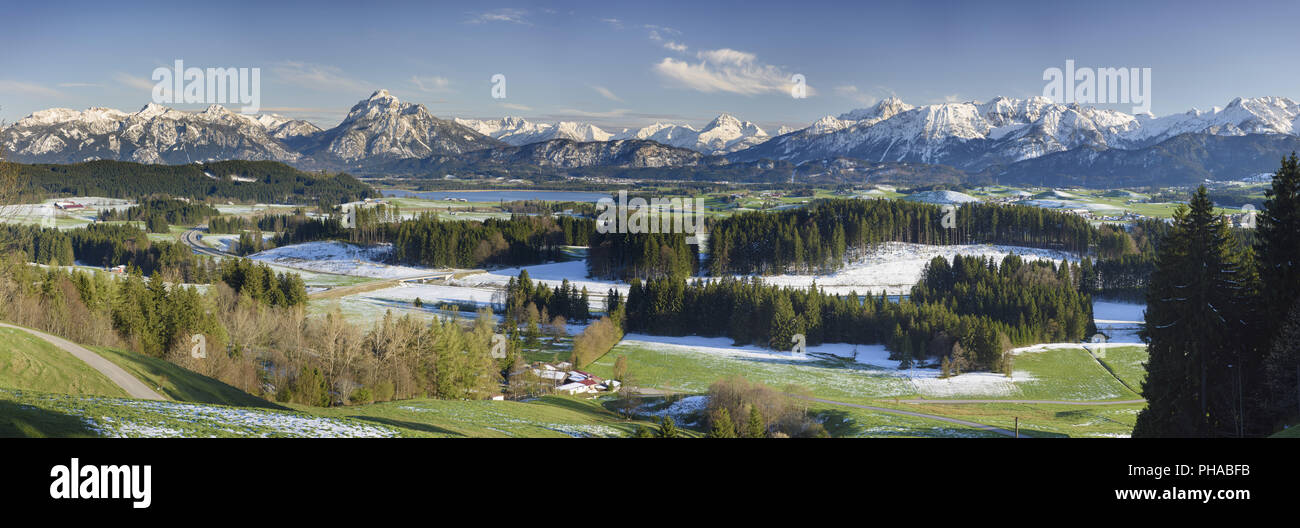 Panorama-Landschaft in Bayern mit Alpen Berge und See Stockfoto