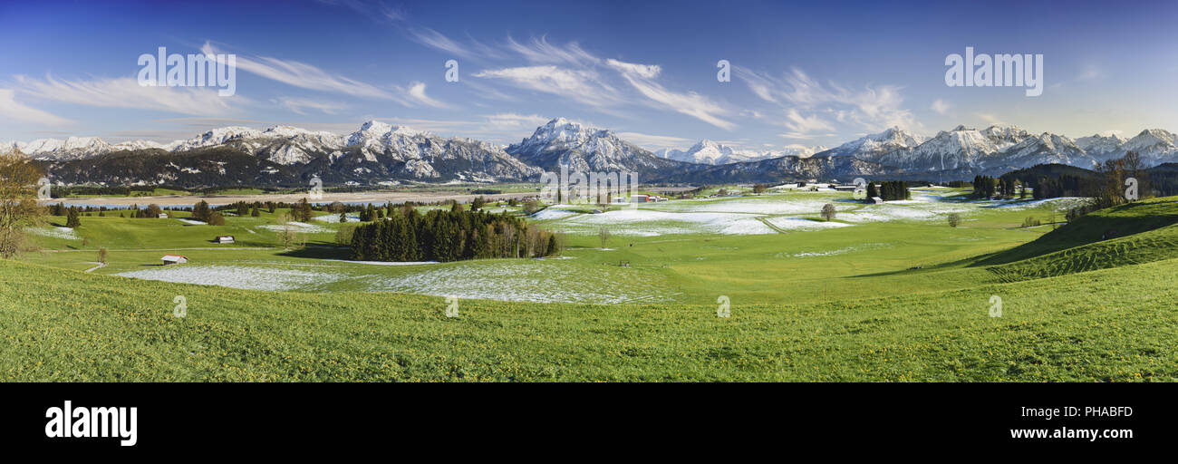 Panorama-Landschaft in Bayern mit Alpen Berge und See Stockfoto