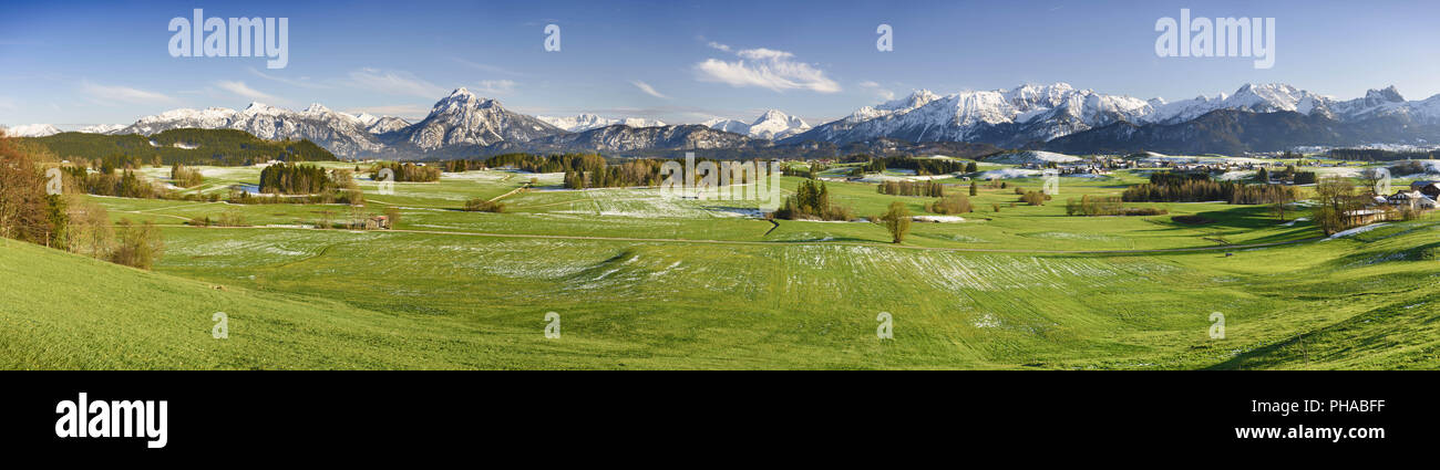 Panorama-Landschaft in Bayern mit Alpen Berge und See Stockfoto