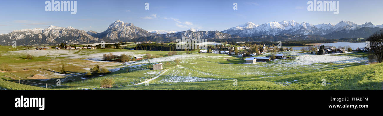 Panorama-Landschaft in Bayern mit Alpen Berge und See Stockfoto