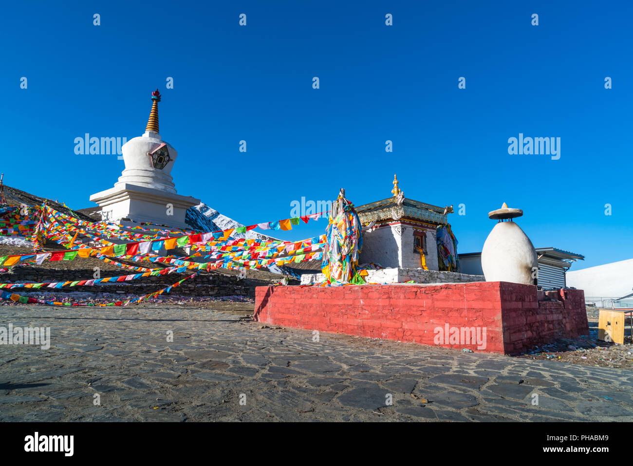Stupa und Gebetsfahnen am Zheduo Shan Pass Stockfoto
